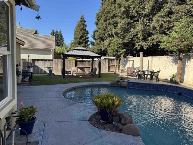 10342 Mono Ct, Stockton CA: https://media.crmls.org/mediaz/da0bef88-6b31-44f1-9f6f-4dcd814377dd.jpg