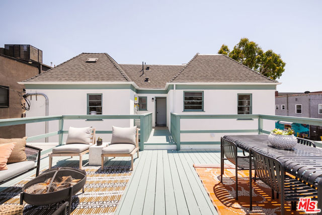 519 1/2 Rose Avenue, Venice CA: https://media.crmls.org/mediaz/da0e2004-6454-4e2a-bcf5-76a9d73a9f7a.jpg