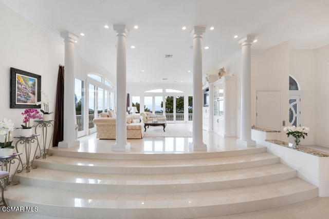 932 Rosario Drive, Thousand Oaks CA: https://media.crmls.org/mediaz/da0f5462-ff45-4295-8556-da2a36223630.jpg