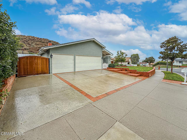 751 Muirfield Avenue, Simi Valley CA: https://media.crmls.org/mediaz/da0faa3b-2216-4661-a69a-2403e09c65da.jpg