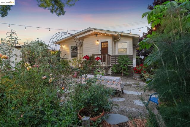 3701 Midvale Ave, Oakland CA: https://media.crmls.org/mediaz/da1132bd-7137-41ec-9783-ddb392879c06.jpg