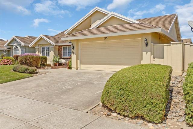 329 Westminster Drive, Salinas CA: https://media.crmls.org/mediaz/da1163be-f9d5-46fd-92b8-2dba6160c3fa.jpg