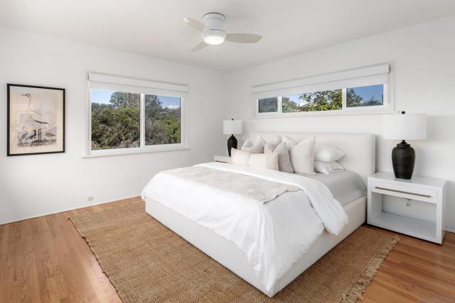 7850 Roseland Dr, La Jolla CA: https://media.crmls.org/mediaz/da11c392-6eef-4a22-b5f7-721b8aa36ea7.jpg