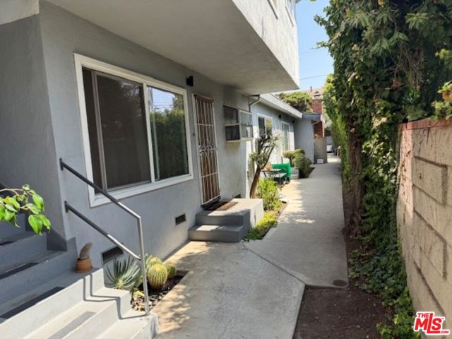 3842 College Avenue, Culver City CA: https://media.crmls.org/mediaz/da11ec98-21b9-4a28-9f08-719c1e86e391.jpg