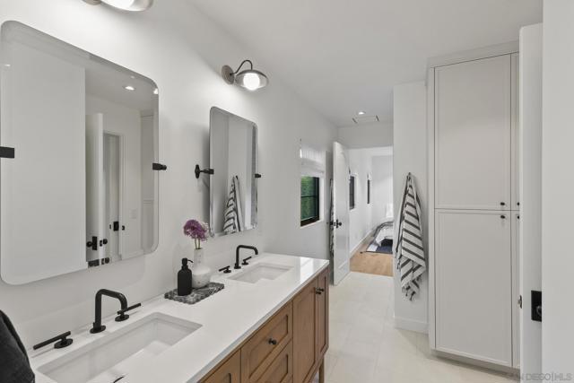4223 Middlesex Dr, San Diego CA: https://media.crmls.org/mediaz/da136204-8655-4517-b329-9543702a5f32.jpg