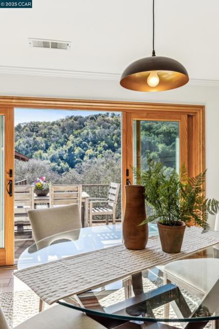 2160 Ridgewood Rd, Alamo CA: https://media.crmls.org/mediaz/da139f24-f4d8-4025-b409-cb1289fe4fc4.jpg