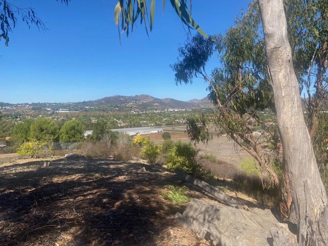 1320 RICHLAND RD, San Marcos CA: https://media.crmls.org/mediaz/da13d20e-d7d4-4069-8f34-47862fd78c06.jpg