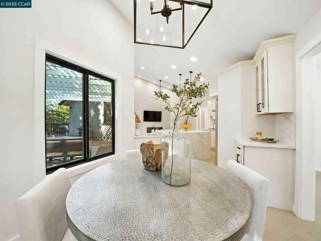 1542 Hillgrade Ave, Alamo CA: https://media.crmls.org/mediaz/da144924-a472-45df-8b3d-9ed5f587949b.jpg