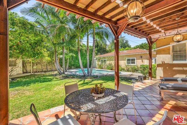 1709 Buckingham Road, Los Angeles CA: https://media.crmls.org/mediaz/da146105-300f-4e81-b6f0-c1d6e89afc64.jpg