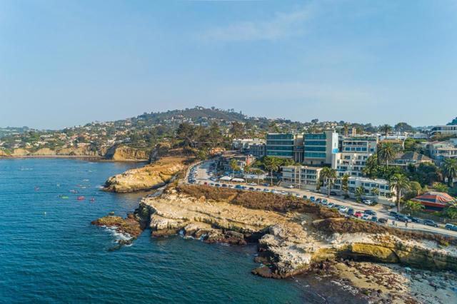 1219 Coast Blvd, La Jolla CA: https://media.crmls.org/mediaz/da148682-76cd-4d2d-ad35-13dc1a1ca602.jpg