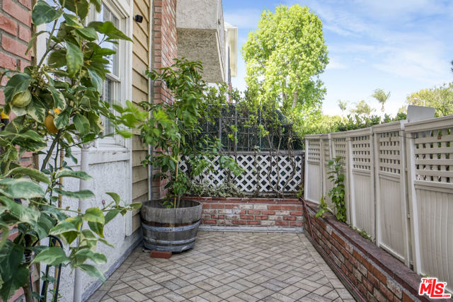 4401 Moorpark Way, Toluca Lake CA: https://media.crmls.org/mediaz/da16edc4-7b11-4cb8-9401-da0b1a29dddc.jpg