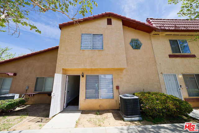 1750 E Avenue Q14, Palmdale CA: https://media.crmls.org/mediaz/da17e96c-d08c-44fb-a289-775f8777df17.jpg