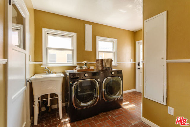 3975 Sutro Avenue, Los Angeles CA: https://media.crmls.org/mediaz/da186a76-715c-406c-9e8e-d059014c7352.jpg