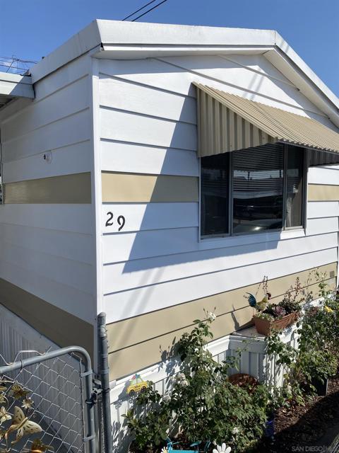 1425 E Madison Ave E, El Cajon CA: https://media.crmls.org/mediaz/da19bb59-4c60-40eb-a3ad-9ff902988ad2.jpg