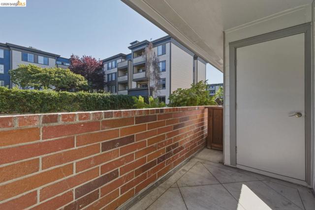 6400 Christie Ave, Emeryville CA: https://media.crmls.org/mediaz/da1a6905-98c7-493a-8e4a-ffae5c651933.jpg