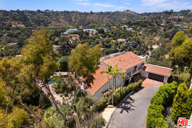 9714 Oak Pass Road, Beverly Hills CA: https://media.crmls.org/mediaz/da1a7224-fadd-4f49-8143-bf480f5d1788.jpg