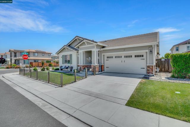 901 Goldfinch Cir, Vacaville CA: https://media.crmls.org/mediaz/da1ac3dd-41eb-4577-bc28-d5d08791e1a9.jpg