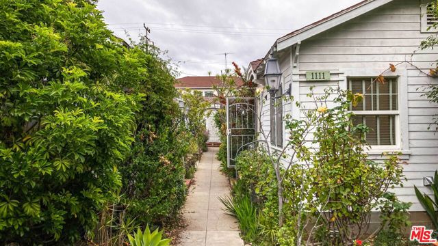 1111 12th Street, Santa Monica CA: https://media.crmls.org/mediaz/da1b3766-7179-4f02-afd0-483d0181e1c2.jpg