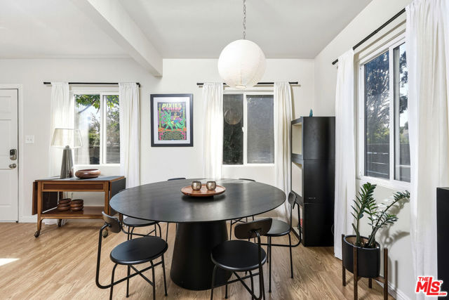 517 Venice Way, Venice CA: https://media.crmls.org/mediaz/da1d048f-7bbe-453c-9c7e-9d58691fda17.jpg