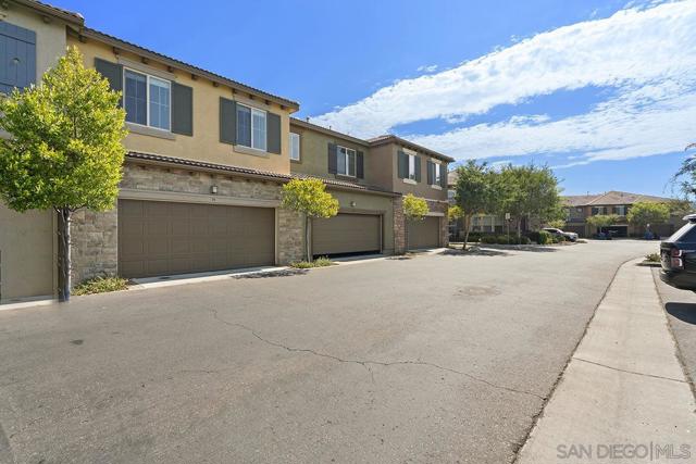 10689 New Grove Trail, San Diego CA: https://media.crmls.org/mediaz/da1d526a-06b6-42e0-bc96-80ec71646bd9.jpg