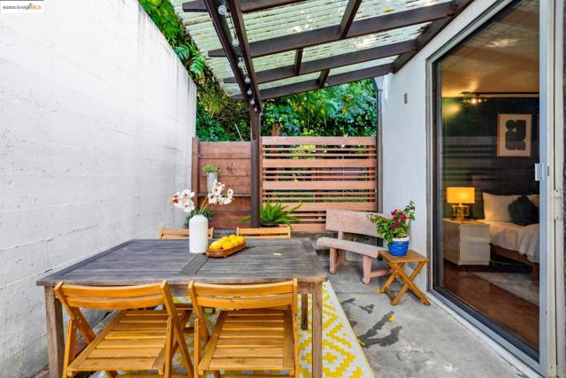 2760 Park Blvd, Oakland CA: https://media.crmls.org/mediaz/da1e9291-7b54-4fa3-9da7-2784c800f761.jpg