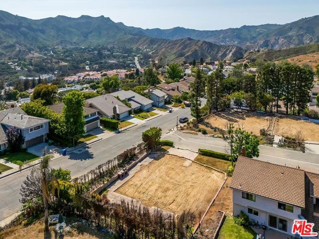 17177 Avenida De La Herradura, Pacific Palisades CA: https://media.crmls.org/mediaz/da1f035c-e8c7-44a5-b64e-571bfdfe9d02.jpg