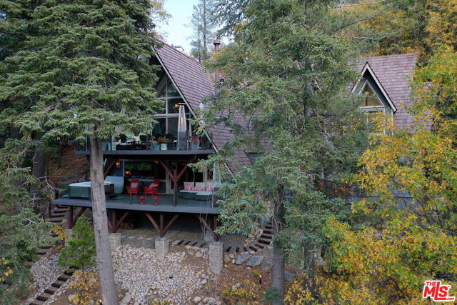161 Rocky Point Road, Lake Arrowhead CA: https://media.crmls.org/mediaz/da1f1409-3c0f-4a32-98d1-180e13dd7b41.jpg