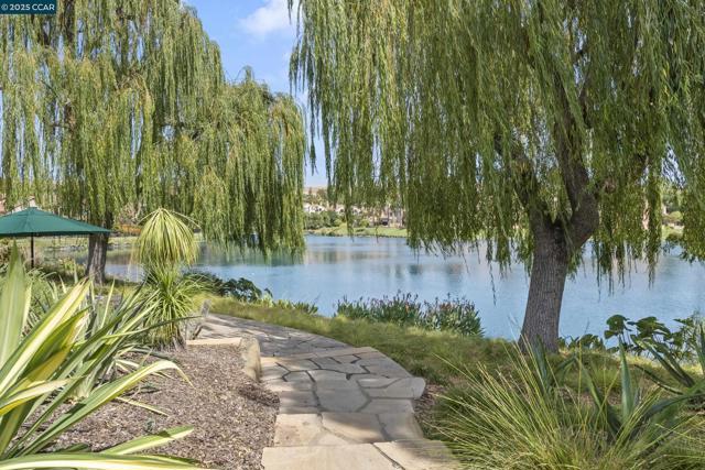 3094 Lakemont Dr, San Ramon CA: https://media.crmls.org/mediaz/da1f304c-5df2-4b13-911a-c1507946b7d6.jpg