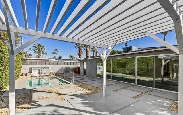 715 N Sunrise Way, Palm Springs CA: https://media.crmls.org/mediaz/da1f362a-4e90-476e-8619-8625debd6195.jpg