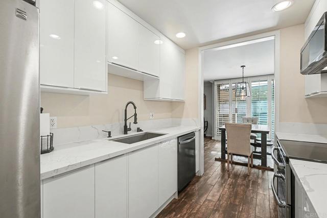 Detail Gallery Image 2 of 39 For 14141 Dickens St #111,  Sherman Oaks,  CA 91423 - 2 Beds | 2 Baths
