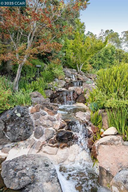 1177 Estates Dr, Lafayette CA: https://media.crmls.org/mediaz/da1fd765-46b5-44f3-b2b9-ec7abfbe0e13.jpg