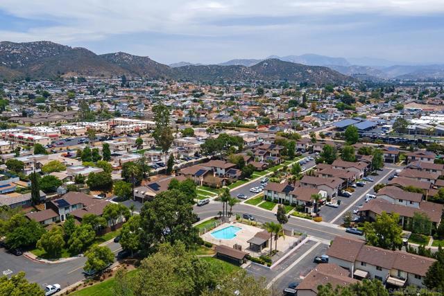 9952 N Magnolia Ave, Santee CA: https://media.crmls.org/mediaz/da208ab1-8f6f-4f27-84b8-e77c7ec9984f.jpg
