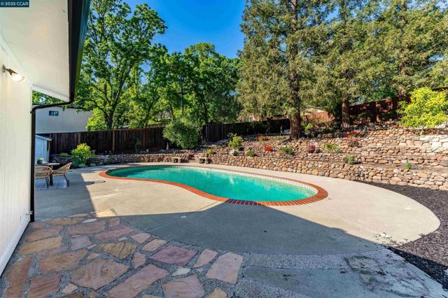 2424 San Miguel Dr, Walnut Creek CA: https://media.crmls.org/mediaz/da211154-ac01-45da-9f47-e39fbf55eda5.jpg