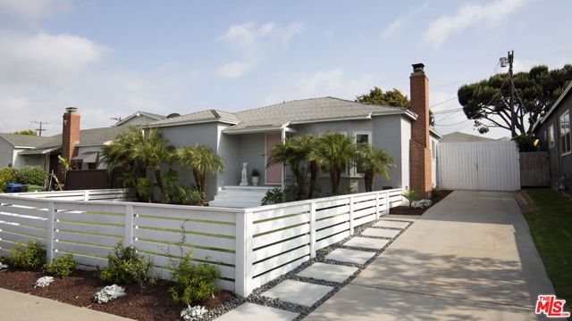 6616 W 87th Street, Los Angeles CA: https://media.crmls.org/mediaz/da21175f-3d5d-4139-8774-229a05241b47.jpg
