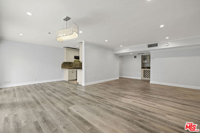 423 S Rexford Drive, Beverly Hills CA: https://media.crmls.org/mediaz/da21328d-5d9d-443c-b6db-f59dfd69d0b2.jpg