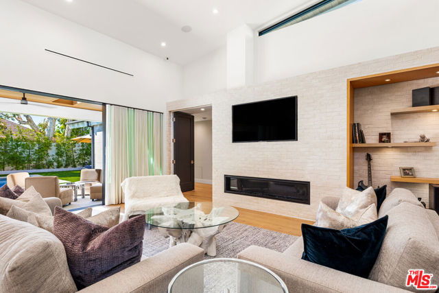 4961 Noeline Avenue, Encino CA: https://media.crmls.org/mediaz/da21862a-091e-42ed-af76-5a47d662aabb.jpg