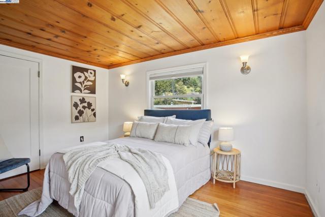 400 Paloma Ave, Pacifica CA: https://media.crmls.org/mediaz/da222692-97a9-4cc8-9ba4-1e2e421aac5d.jpg