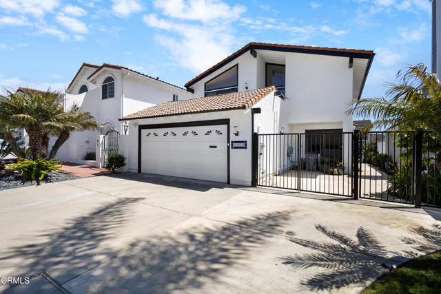 3960 W Hemlock Street, Oxnard CA: https://media.crmls.org/mediaz/da223945-38d6-4a41-88b9-667911d68cb0.jpg