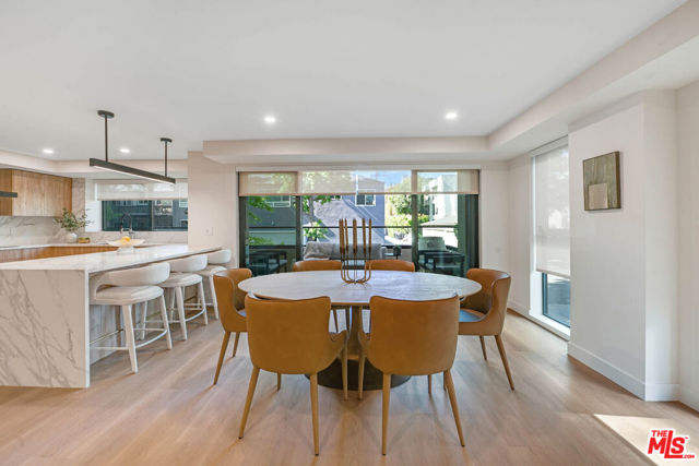 350 N Palm Drive, Beverly Hills CA: https://media.crmls.org/mediaz/da232820-9d8c-4fbd-8e02-c4974d85e1e8.jpg