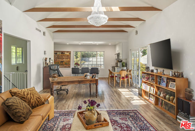 2241 Betty Lane, Beverly Hills CA: https://media.crmls.org/mediaz/da236dc1-6655-4b0d-82e2-8aab6607fae0.jpg