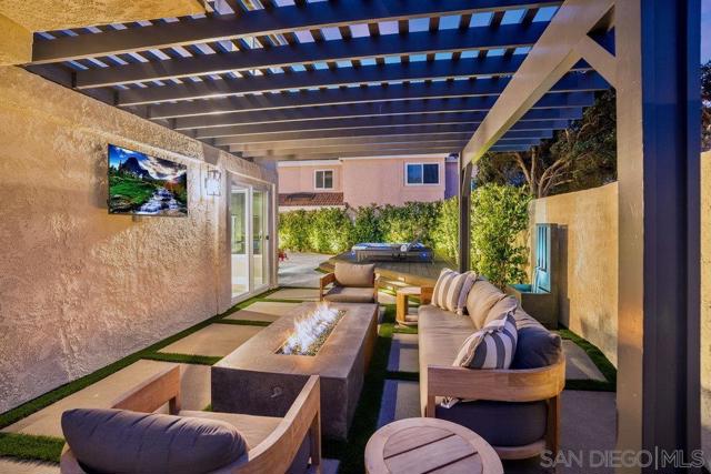 12 Mardi Gras Rd, Coronado CA: https://media.crmls.org/mediaz/da23e5ca-4af1-416c-9b0b-0b312f35fe56.jpg