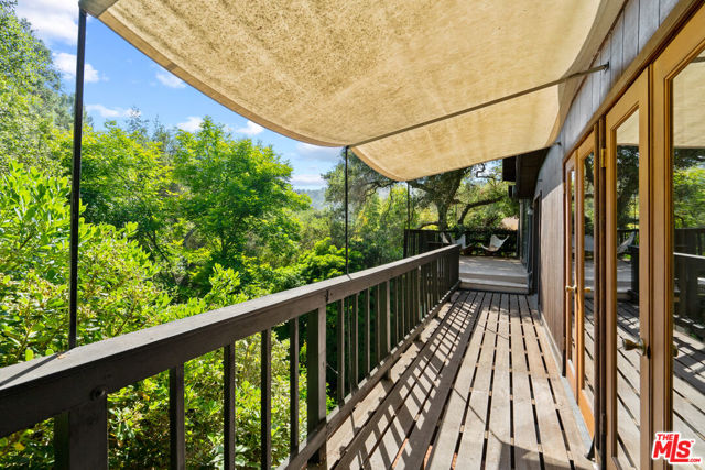 21550 Summit Trail, Topanga CA: https://media.crmls.org/mediaz/da248baf-a089-407d-a16a-a5464e245645.jpg