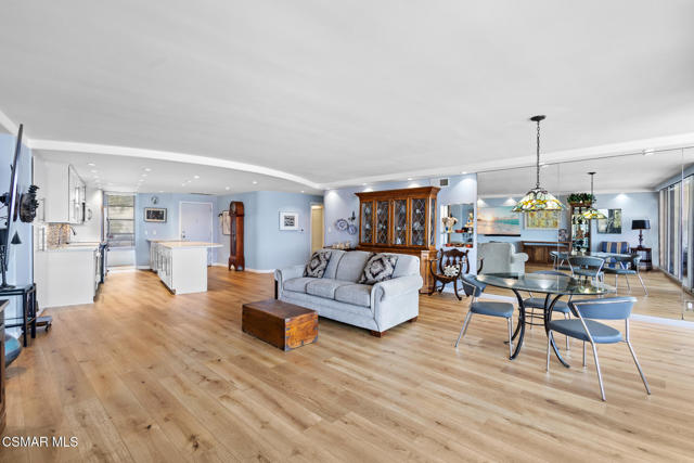 4335 Marina City, Marina del Rey CA: https://media.crmls.org/mediaz/da2543a4-385a-431c-bf6c-8ef85a8b9318.jpg