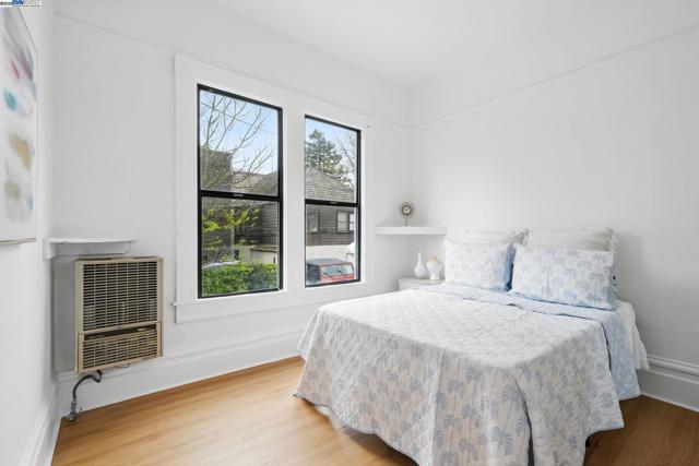 1572 Lincoln Ave, Alameda CA: https://media.crmls.org/mediaz/da2578bd-24ed-49b8-8b03-53884f1b8458.jpg