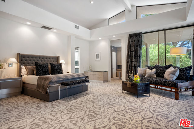 6 Rocky Lane, Rancho Mirage CA: https://media.crmls.org/mediaz/da25ee61-4d3d-43cc-b219-03baa036a989.jpg