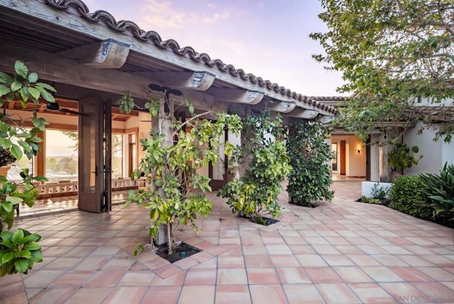 6884 El Camino Del Norte, Rancho Santa Fe CA: https://media.crmls.org/mediaz/da26cf04-7617-4486-b1e7-5f4e0cdbaece.jpg