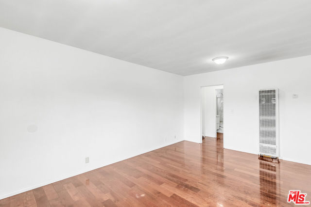 917 N Cedar Street, Inglewood CA: https://media.crmls.org/mediaz/da270fe4-2730-47ff-9cef-04b659b3ed6e.jpg