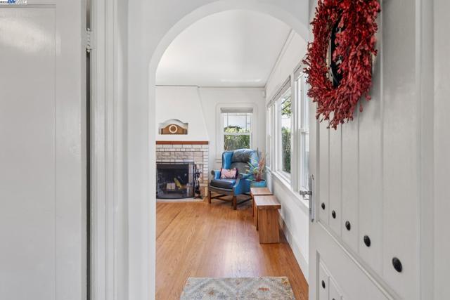 3144 60Th Ave, Oakland CA: https://media.crmls.org/mediaz/da287696-3139-46c5-8735-2b1910fefe76.jpg