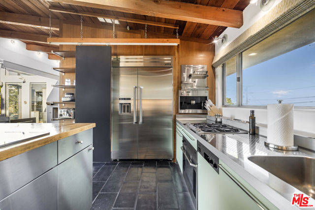 7275 Mulholland Drive, Los Angeles CA: https://media.crmls.org/mediaz/da28f723-699f-4a98-a2a6-734d4c889d58.jpg