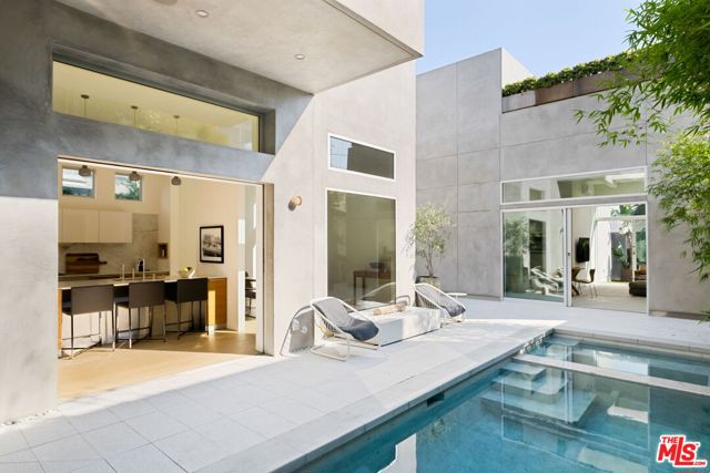 518 Sunset Avenue, Venice CA: https://media.crmls.org/mediaz/da2a6908-96b1-4aa6-a74a-79ff7f8afb8e.jpg
